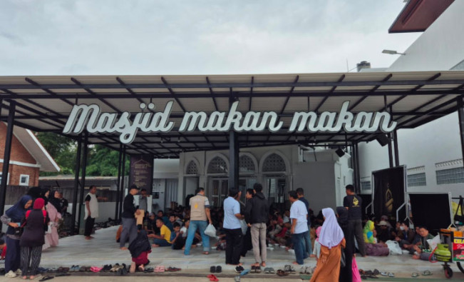 Keren! Di Masjid Baitul Huda bukan hanya Kajian tapi juga Disediakan Makan dan Pangkas Rambut Gratis